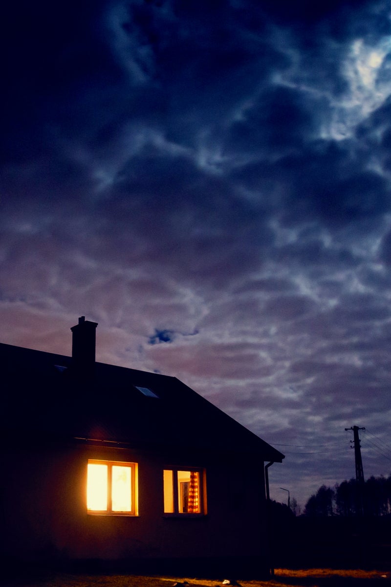 CxmwCc's tweet card. 【5話無料】イミグラントの棲む家のあらすじ：自転車で転倒事故を起こしたタケル。数日の間高校を休んだ後に登校すると、見知らぬクラスメイトが一人いた。その男子生徒の名前はアマノ。タケルは最初アマノが転校生だと思ったが、どうやら違うようだった。他の生徒の話によるとアマノはずっとその高校にいたのだ。タケルはクラスメイトが一人増えているのに、誰も気にしていないことに恐怖を覚える。タケルはアマノの素性を...