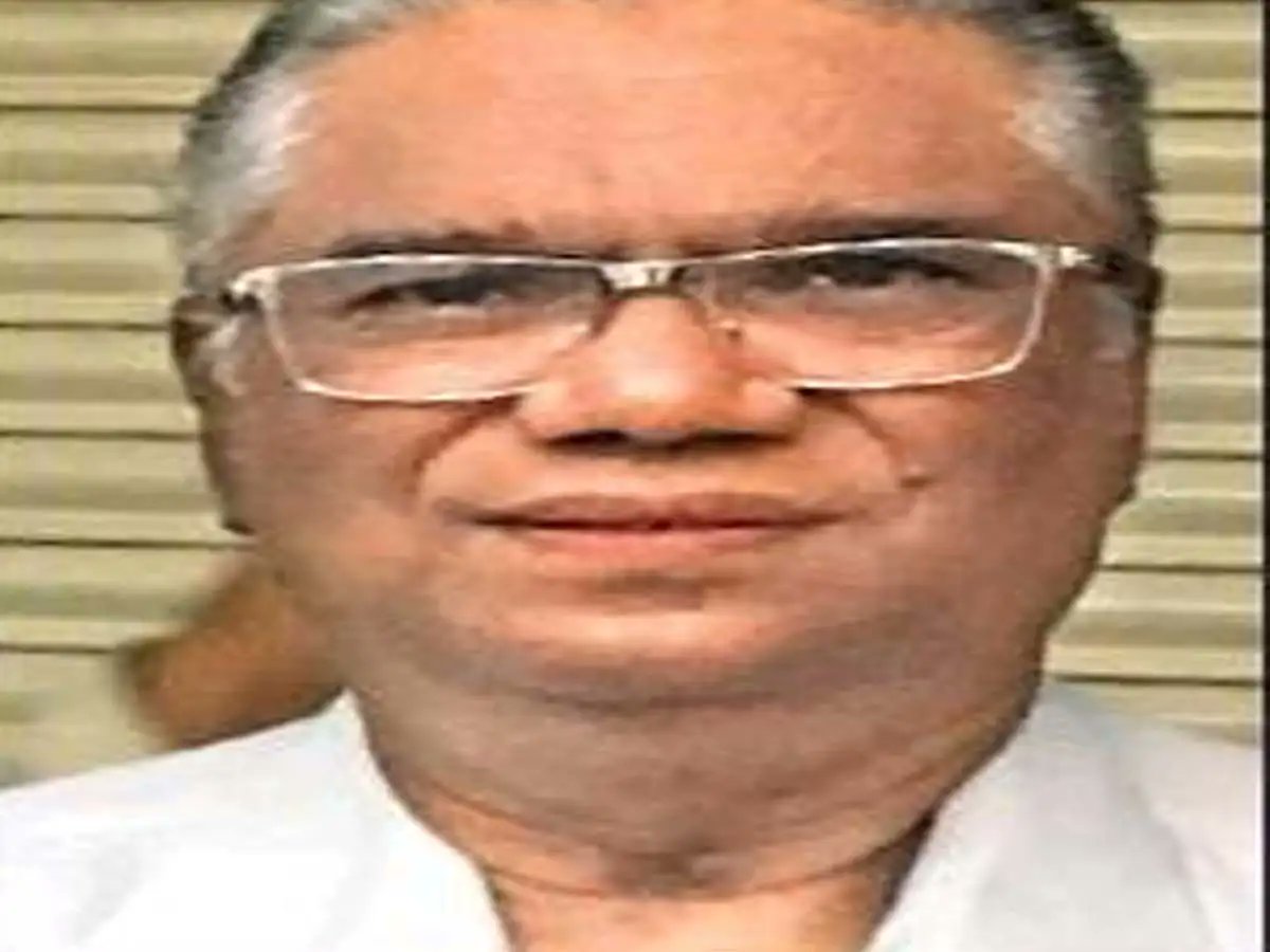 RTiwari_HH's tweet card. डॉक्टर के. एम. इस्माइल हुसैन (Dr KM Ismail Hussain) आंध्र, तेलंगाना, कर्नाटक के आस-पड़ोस के इलाकों में काफी फेमस थे। मौत के बाद हुई कोरोना वायरस (Covid-19) की पुष्टि। परिवार के कुछ सदस्य भी पॉजिटिव।