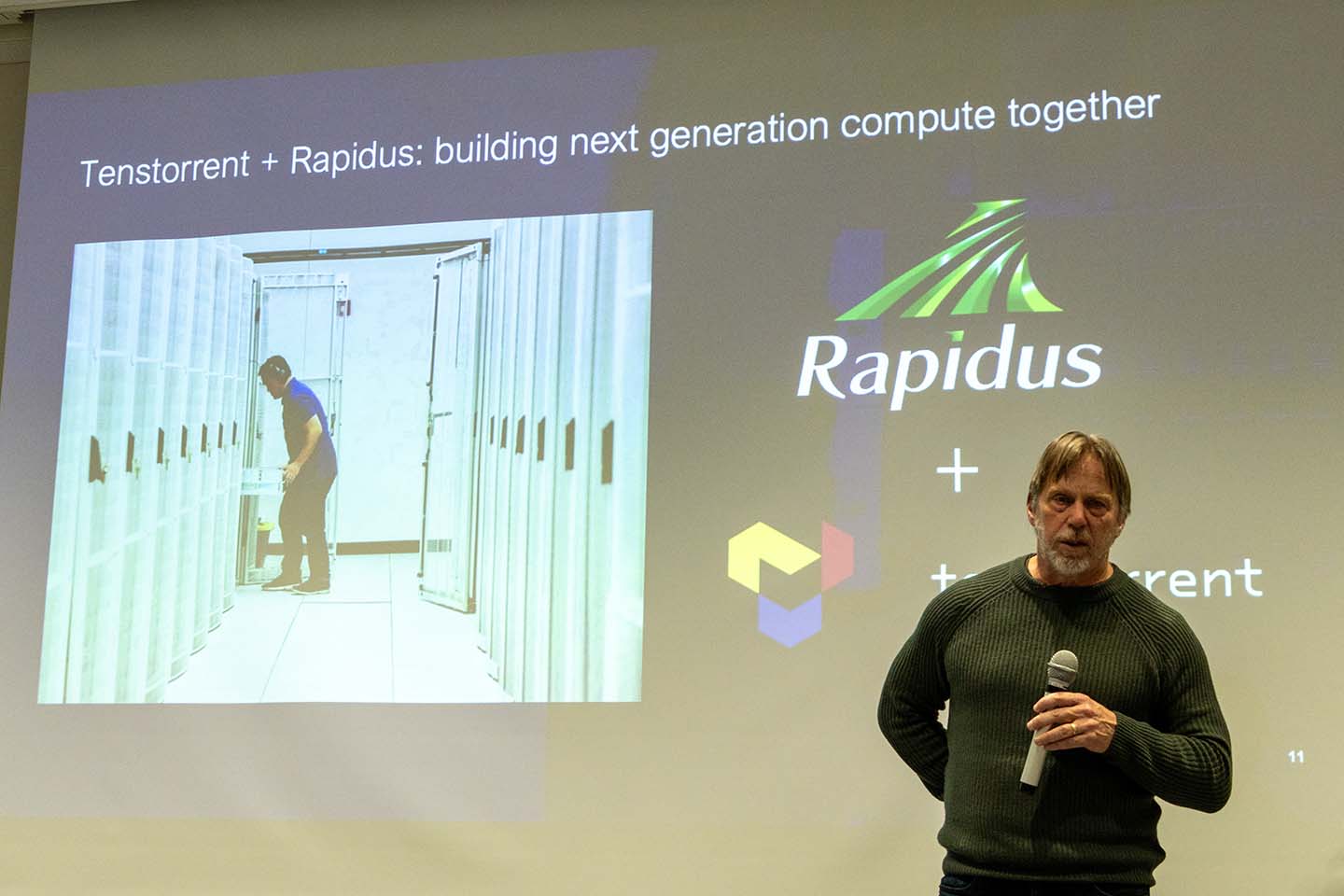 SOUKYOUsec's tweet card. 2月27日、先端半導体の開発を目指すRapidus(ラピダス)は、AI関連プロセッサーを開発する米Tenstorrent Holdings(テンストレント)との協業について、東京都内で会見を行なった。会見には、Rapidus・代表取締役社長の小池淳義氏と、Tenstorrentのジム・ケラーCEOが登壇し、狙いを説明した。