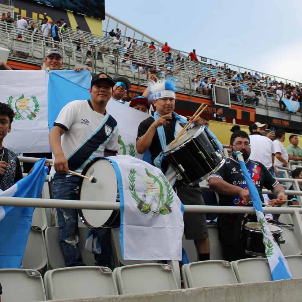 SoyMigrante_com's tweet card. ¡A triunfar ! Pantalla gigante, juegos infantiles y futillo inflable cerca de estadio El Trébol organiza La Barra de Guate, con apoyo de migrantes en USA.