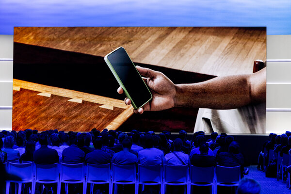 Anna_Protocol's tweet card. 尽管近期许多美国企业高管、官员和专家都将中国描绘成阻碍美国AI发展的敌人，但研究表明，来自中国的人才仍在产业和学术界推动着重要的人工智能研究。