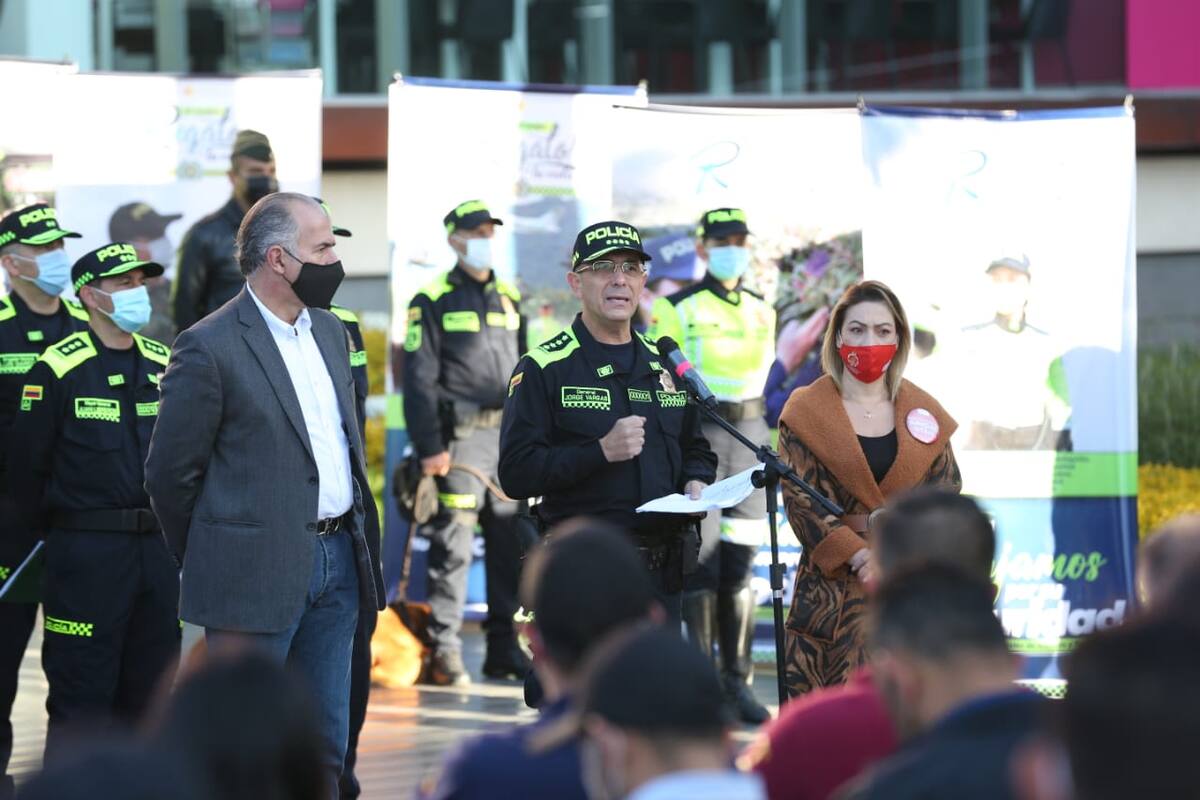 WRadioColombia's tweet card. El plan navidad denominado “El mejor regalo es tu vida” fue lanzado en simultánea en todos los departamentos del país.