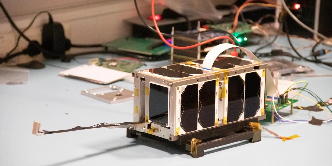 TrdTechPort's tweet card. Snart kan du ta selfie fra verdensrommet. Onsdag sender studentorganisasjonen Orbit NTNU opp satellitten SelfieSat med SpaceX.