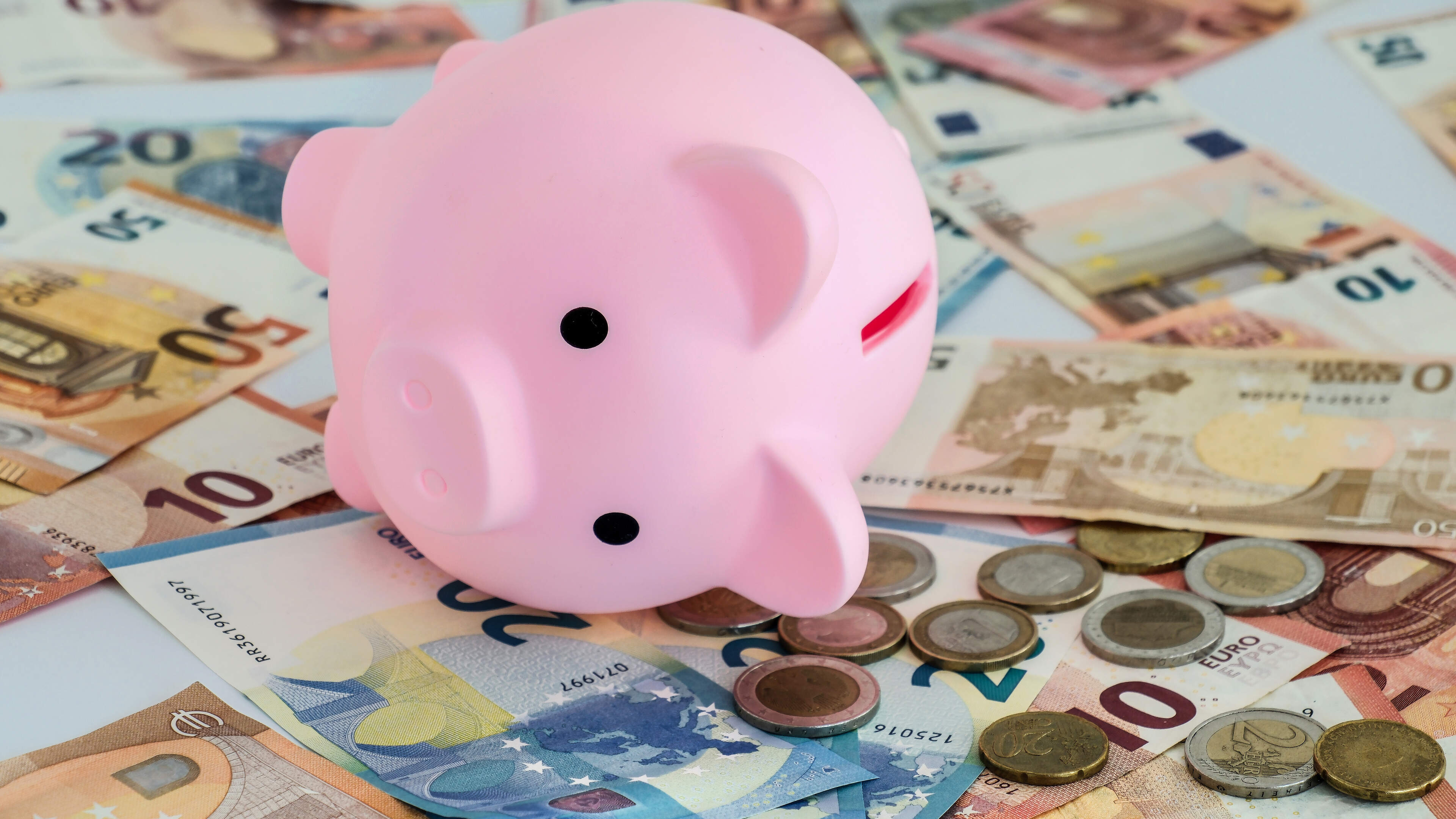 telegraaf's tweet card. Nederland heeft niet ingestemd met de EU-begroting voor 2026. Opnieuw heerst er onvrede over hoe men in Brussel omgaat met de rentetegenvallers van de omstreden eurobonds.