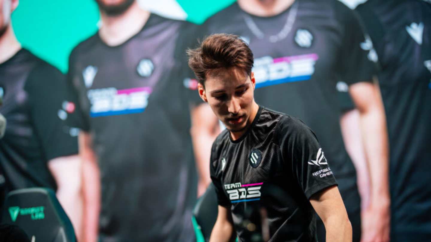 MathushanthRav1's tweet card. It looks to be a day of bangers as Astralis outscale Team Vitality's exceptional early game and close them out for the win.