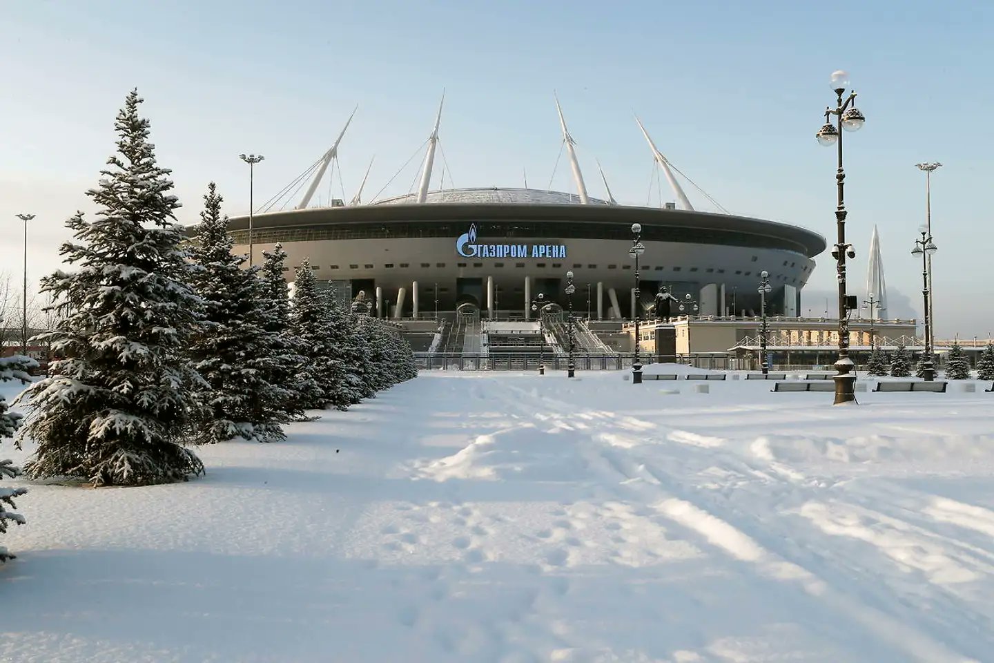 isdn's tweet card. Det russiske olie- og gasselskab Gazprom er en af UEFAs hovedsponsorer, og når finalen i Champions League afholdes til maj, sker det efter planen i Gazprom Arena i Sankt Petersborg i Rusland. Men...
