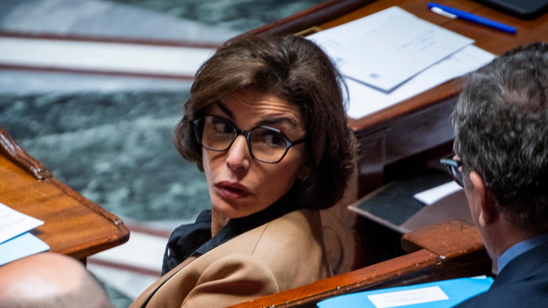 LeHuffPost's tweet card. Plusieurs voix se sont opposées à la suspension, dont Jean-François Copé, Xavier Bertrand et le président des députés LR, Laurent Wauquiez.