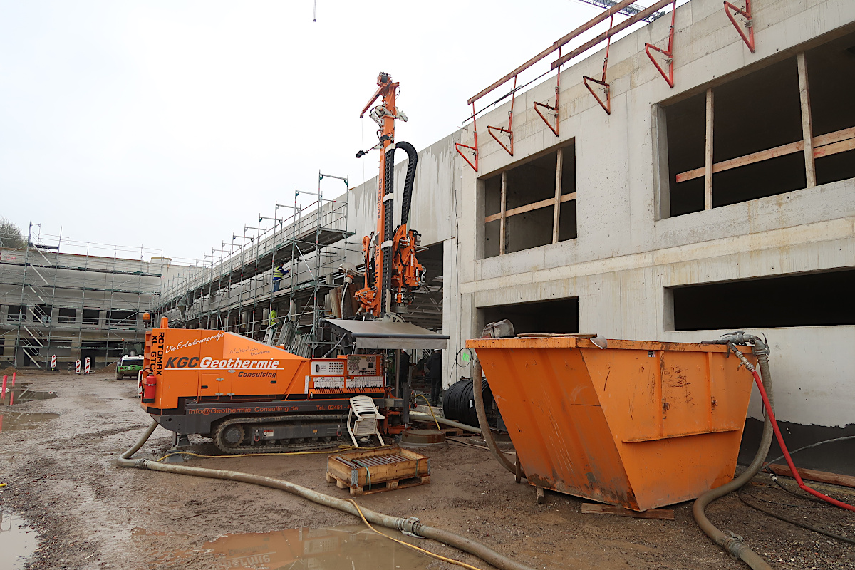 chriszim's tweet card. Im April gab es wieder einiges zu entdecken: Die Geothermie-Arbeiten sind im Gange, in den Gebäuden werden aus großen Räumen […]