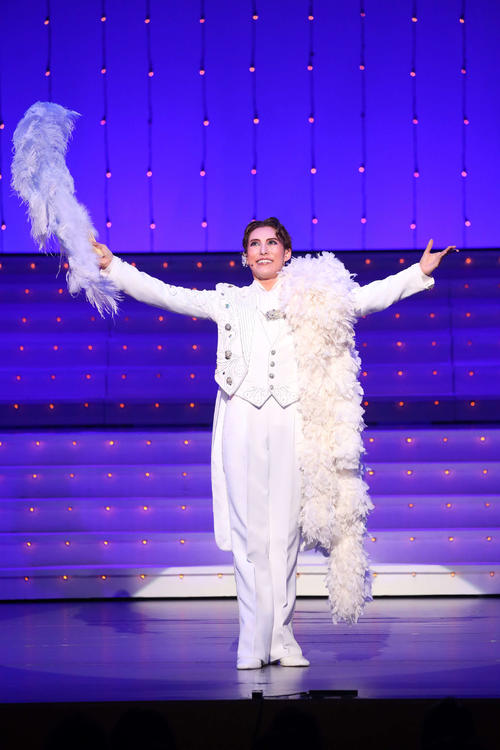 nikkan_entame's tweet card. OSK日本歌劇団トップスター翼和希が26日、京都市の南座で、トップスター就任記念公演「レビューinKyoto」の初日を迎えた。幕が開き、ふわりと舞う翼の扇の中… - 日刊スポーツ新聞社のニュースサイト、ニッカンスポーツ・コム（nikkansports.com）