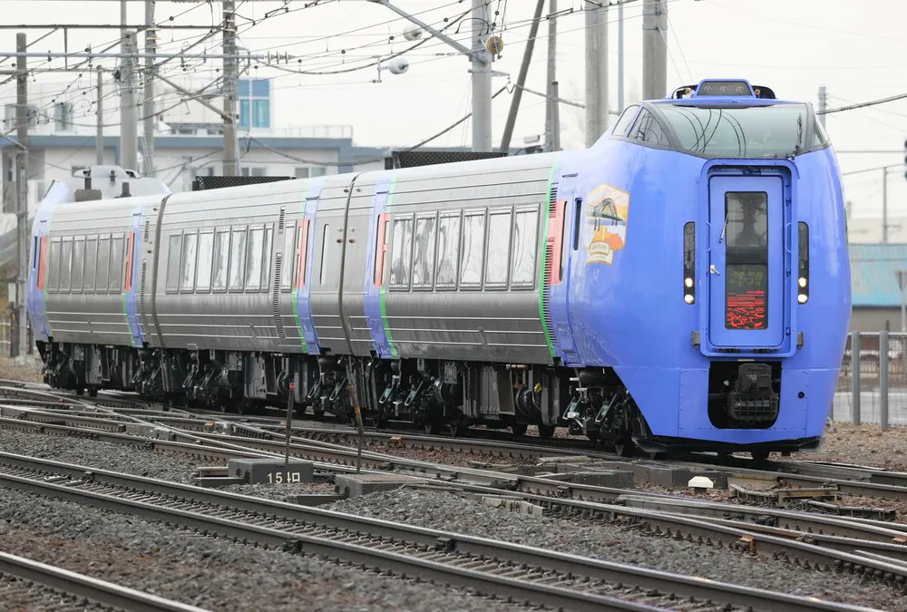 doshinweb's tweet card. JR北海道の綿貫泰之社長は19日の定例記者会見で、2026年3月に特急列車を全車全席指定席とし、特急の自由席往復割引切符「Sきっぷ」と指定席往復割引切符「Rきっぷ」の販売を終了すると発表した。特急の割...