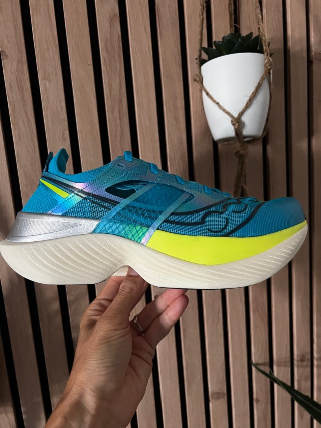 GeekircBlog's tweet card. Après plusieurs mois de test, il est temps de partager mes impressions sur l’Endorphin Elite 2 de chez Saucony. Présentée comme l’une des chaussures les plus performantes de la marque, elle promet …