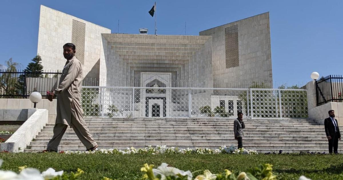 m_asifmahmood's tweet card. سابق چیف جسٹس جناب جواد ایس خواجہ نے 27 ویں آئینی ترمیم کو سپریم کورٹ میں چیلنج کر دیا ہے۔ سوال یہ ہے کہ کیا آئین کے مطابق کسی آئینی ترمیم کو کسی عدالت میں چیلنج کیا بھی جا سکتا ہے؟