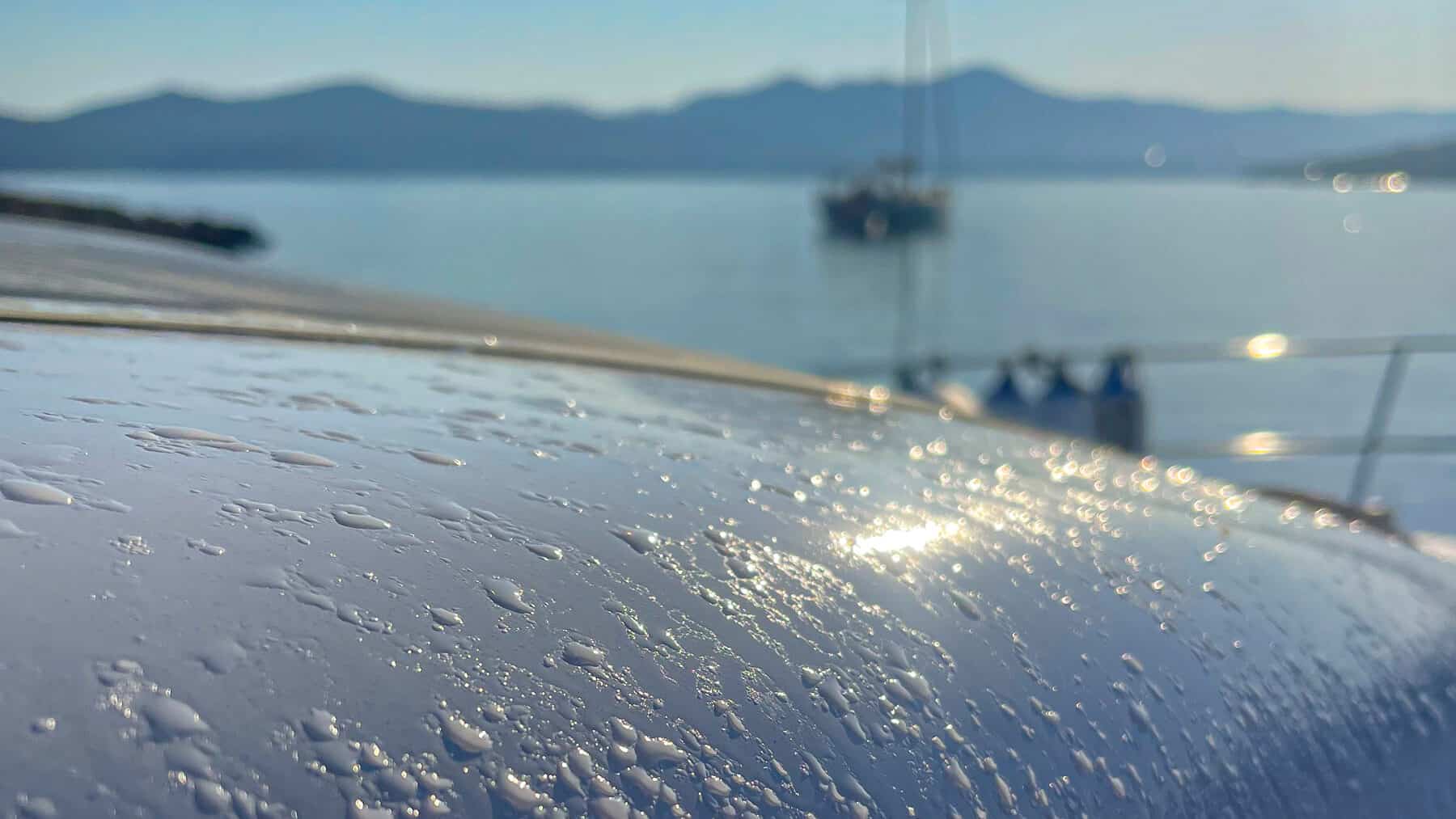 Sea_Help's tweet card. Verstärkte Taubildung auf Booten und die Gründe, warum Tautropfen auffälliger sind.