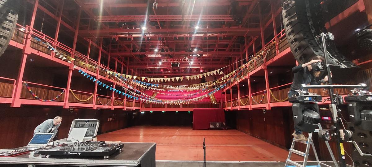 SJDeputter's tweet card. Twee jaar hebben de Vlaamse ambtenaren erop moeten wachten, maar vandaag wordt er weer naar goede traditie gedanst op het nieuwjaarsbal in de AB. BRUZZ ging een kijkje nemen.