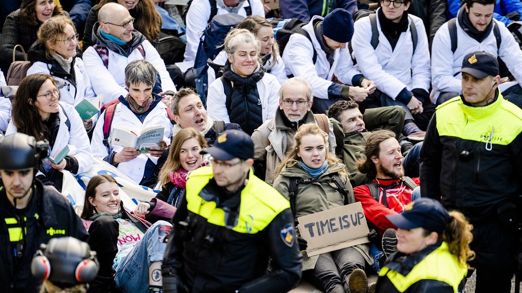 j_d_rk9's tweet card. Dat blijkt uit een inventarisatie door het platform Investico in samenwerking met De Groene Amsterdammer en Trouw. Volgens experts is door de 'datahonger' van de politie het recht op betoging in het...