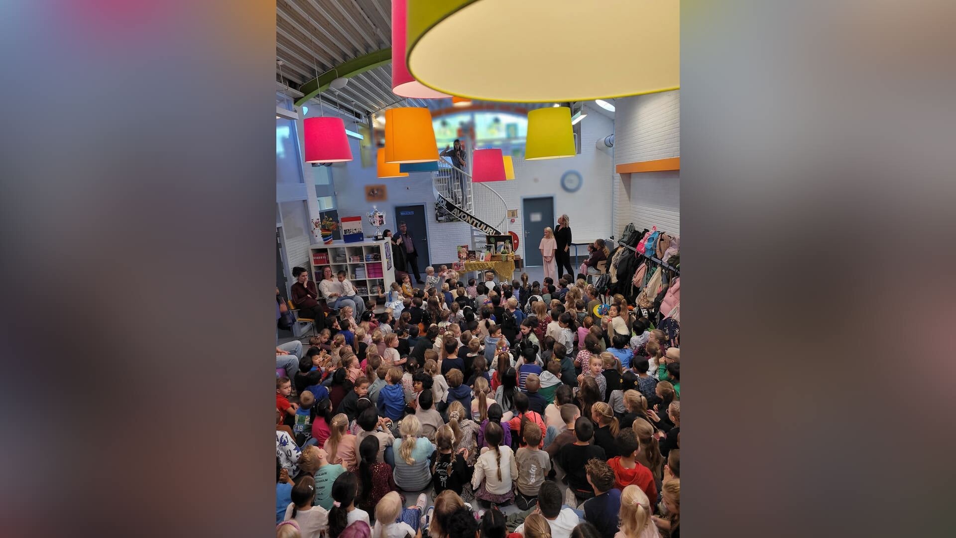 RoelZuidhof's tweet card. Nieuwegein - De Koningin Julianaschool stond op woensdag 1 oktober in het teken van lezen en feest: de school opende officieel haar nieuwe schoolbibliotheek. Wethouder van Jeugd Guido Bamberg gaf de...