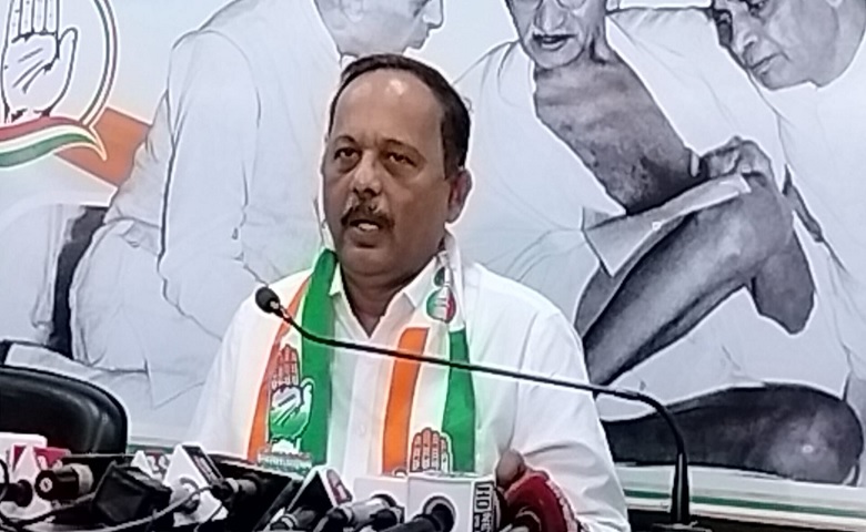 humdekhengenews's tweet card. રાજ્યમાં આજે એજ્યુકેશન યુનિફોર્મ કોડ, યુનિફોર્મ હેલ્થ કોડ, સમાન ન્યાય માટે યુનિફોર્મ લો, યુનિફોર્મ સર્વિસ કોડ લાગુ કરવાની જરૂર છે; કોંગ્રેસ