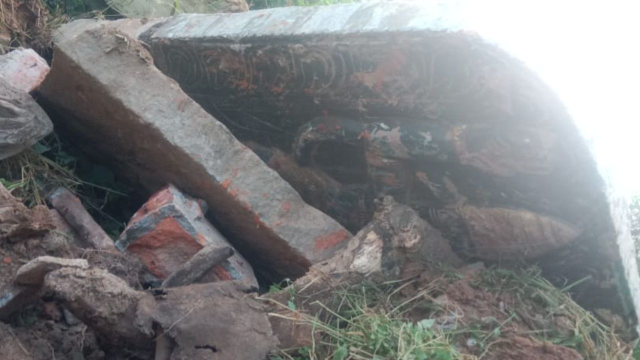 tv9kannada's tweet card. ಬಾರ್​ ಮಾಡಲು ಅಡ್ಡಿಯಾದ ಕಾರಣಕ್ಕೆ ಆಂಜನೇಯ ಸ್ವಾಮಿಯ ದೇವಸ್ಥಾನವನ್ನೇ ಧ್ವಂಸ ಮಾಡಿರುವ ಘಟನೆ ಬೆಂಗಳೂರು ಗ್ರಾಮಾಂತರ ಜಿಲ್ಲೆ ಹೊಸಕೋಟೆ ‌ತಾಲೂಕಿನ ನಂದಗುಡಿ ಗ್ರಾಮದಲ್ಲಿ ನಡೆದಿದೆ. ಬೆಳಿಗ್ಗೆ ವಾಕಿಂಗ್ ಬಂದಿದ್ದವರು ದೇಗಲು ನೆಲಸಮ ಆಗಿದ್ದನ್ನು...