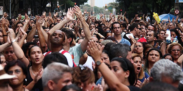 commie_cool's tweet card. Essa massa “despolitizada”, no entanto, não é apática, mas resultado de um sistema putrefato de exploração e opressão que lhes rouba quaisquer direitos. A velha “democracia” funciona como uma máquina...