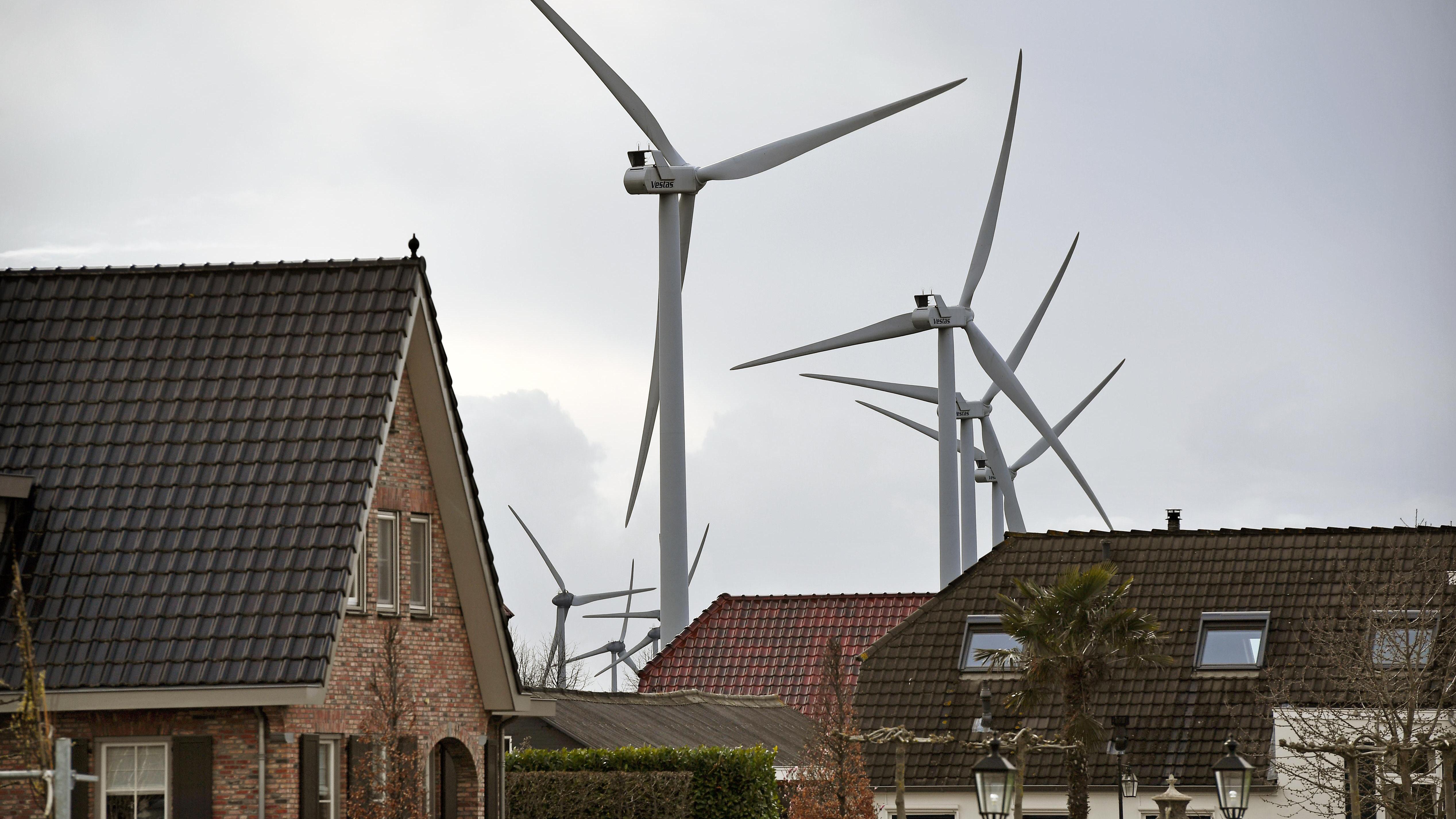 WindalarmA's tweet card. Voor windturbines moet de regering geen geluids- maar afstandsnormen invoeren, vindt audioloog Jan de Laat van het Leids Universitair Medisch Centrum. „Die zijn veel eenvoudiger te handhaven en zo...