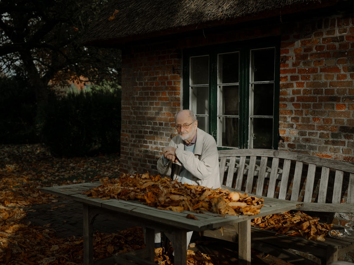 el_pais's tweet card. Una visita a Niklas Frank cuando se cumplen 80 años de los juicios que acabaron con la condena a muerte del llamado ‘Carnicero de Polonia’ y otros líderes alemanes