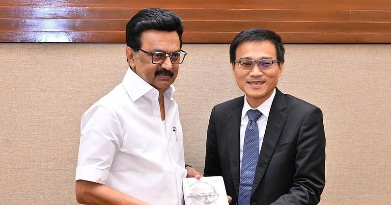 vikatan's tweet card. `₹15,000 கோடி முதலீடு; 14,000 பேருக்கு வேலைவாய்ப்பு' -தமிழக அரசு அறிவிப்பு; foxcon நிறுவனம் மறுப்பு