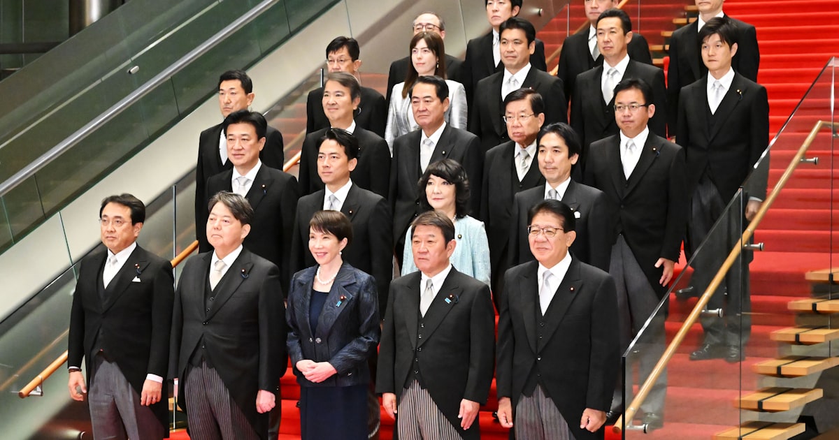 nikkei's tweet card. 高市早苗首相が21日の内閣発足にあたり、18人の閣僚に出した指示書の全容が明らかになった。全文は以下の通り。【全閣僚共通指示】今の暮らしや未来への不安を希望に変え、強い経済を作る。世界が直面する課題に向き合い、世界の真ん中で咲き誇る日本外交を取り戻す。日本と日本人の底力を信じてやまない者として、日本の未来を切り拓く責任を果たすべく、絶対にあきらめない決意をもって、国家国民のため、内閣の総力を挙