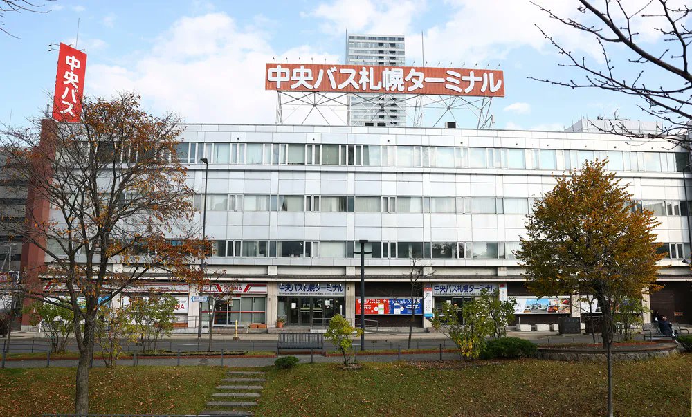 doshinweb's tweet card. 再開発が進む札幌市中心部の古いビルに、まるでタイムスリップしたような昭和の雰囲気が残る飲食街がある。北海道中央バス札幌ターミナル（中央区大通東1）の地下食堂街。かつて衣料品店や書店、パチンコ店なども軒...