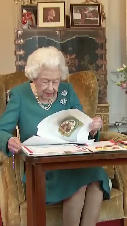 unityin555's tweet card. ADORABLE Moment Between Queen and her Pet Dorgi 🥺