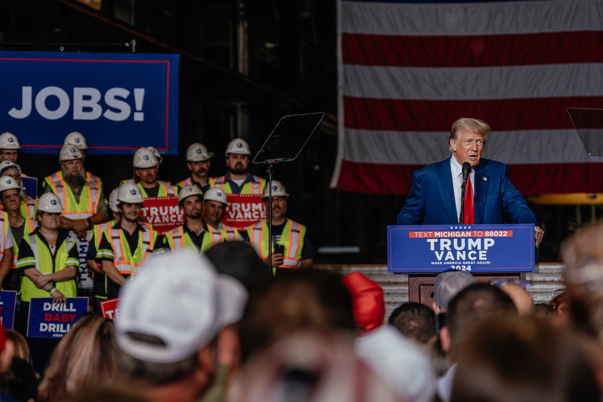 adamwren's tweet card. Trump’s base is digging in.