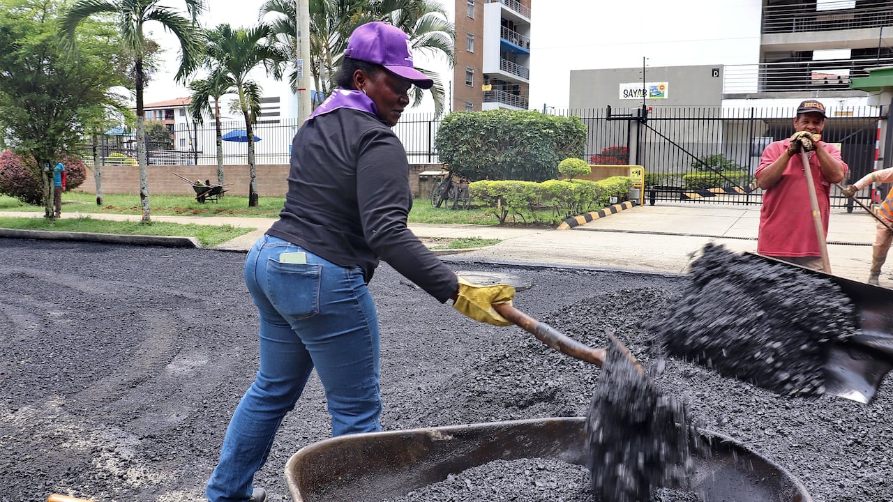 elpaiscali's tweet card. Son 12 mujeres que dejan a un lado las labores de madres y esposas para tapar los huecos de la ciudad.