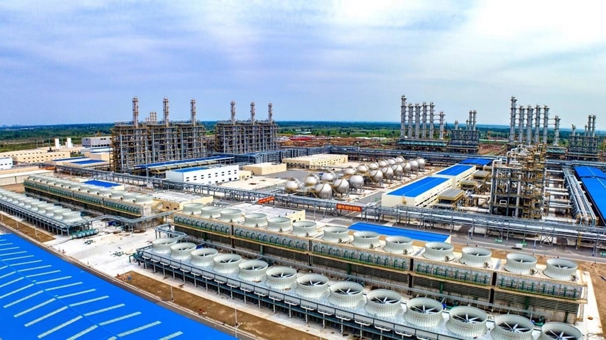 TheMetalnomist's tweet card. Daqo trims 2025 polysilicon guidance amid oversupply, low utilization, and policy-driven price floors.