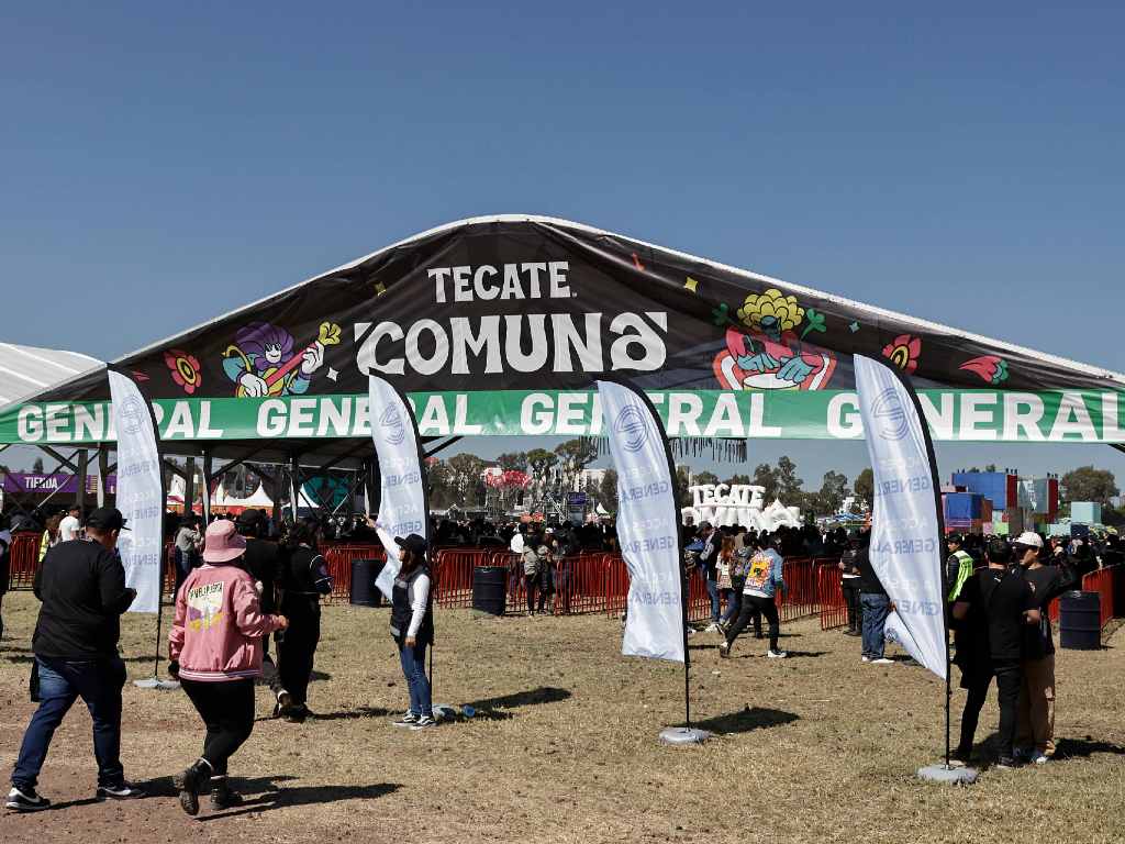 AlcanceDiario's tweet card. El Tecate Comuna 2025 está a la vuelta de la esquina y para disfrutarlo debes conocer los objetos que no podrás ingresar. 