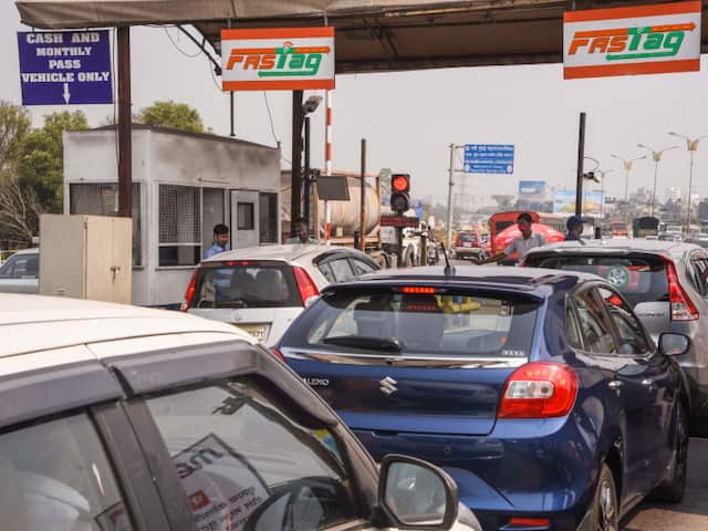 abpmajhatv's tweet card. मुंबईतल्या 55 उड्डाणपुलासाठी खर्च  1 हजार 259.38 कोटी झाला होता. 2026 पर्यंत 3 हजार 272 कोटी वसूल होणार आहे.