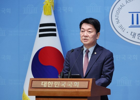 cheolsoo0919's tweet card. 한미일 정보 공유 약정 재정비도 주장 "사용 후 핵연료 재처리 권한도 확보해야" 안철수 국민의힘 의원이 미국과 우크라이나의 정상회담 파국을 예로 들며 국가 안보의 중요성을 역설한 뒤 "핵잠수함의 조속한 확보가 필요하