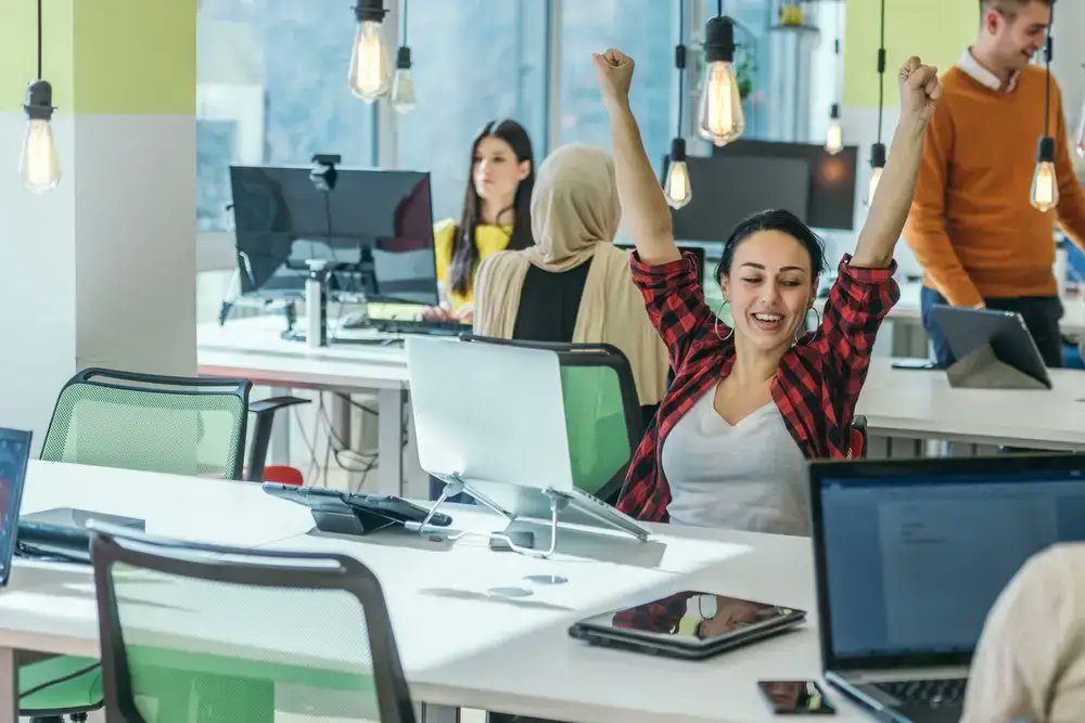 RhCulture's tweet card. Quels sont les secteurs d’activité où les salariés sont les plus heureux ? Les français exercent-ils le métier de leur rêve en 2025 ?