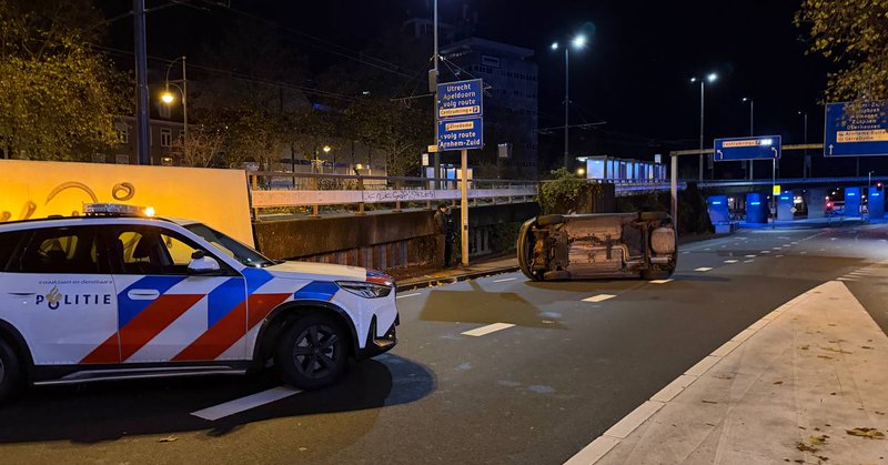 Auto belandt op zijkant, persoon aangehouden