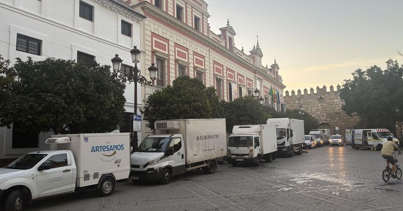 GyMbyPepelu's tweet card. El centro a primera hora es un espectáculo de camiones dedicados al abastecimiento de los negocios