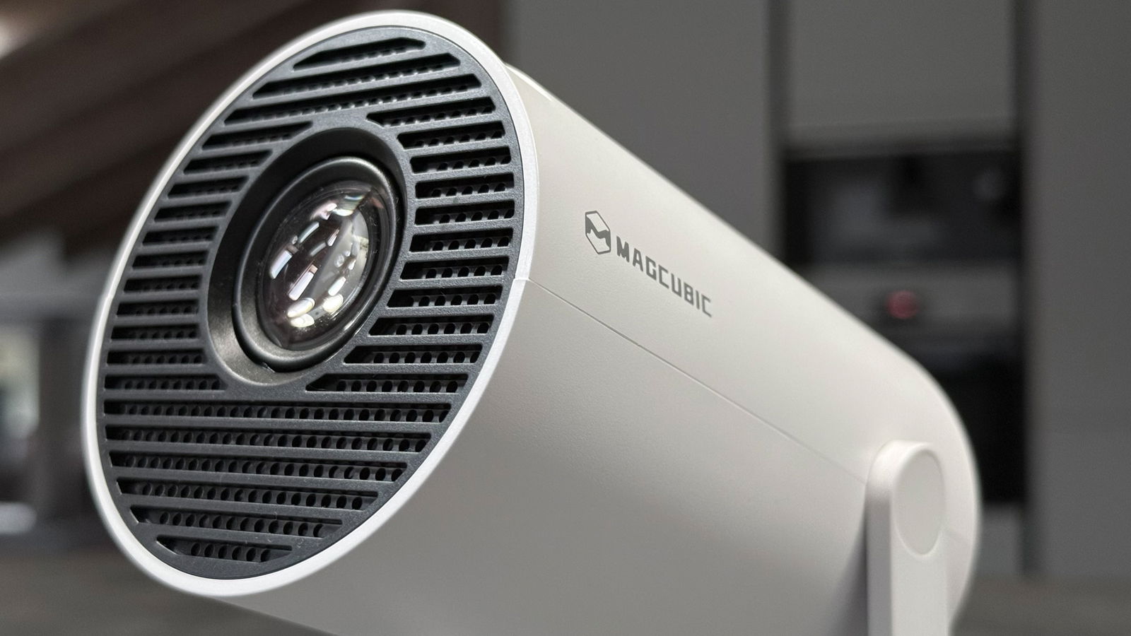 TomsHWItalia's tweet card. Un mini proiettore con Android 11 integrato, acquistabile a un prezzo super competitivo: ne varrà la pena?