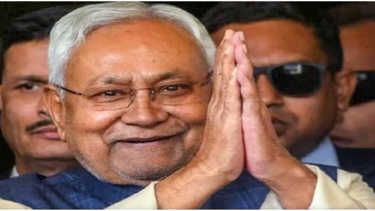 samacharmirchi's tweet card. पटना बिहार की सियासत हमेशा से उतार–चढ़ाव, अप्रत्याशित फैसलों और अनोखे राजनीतिक गठबंधनों की भूमि रही है। लेकिन यदि इस जटिल राजनीतिक इतिहास के केंद्र में किसी एक नेता को खड़ा किया जाए, तो वह नाम...