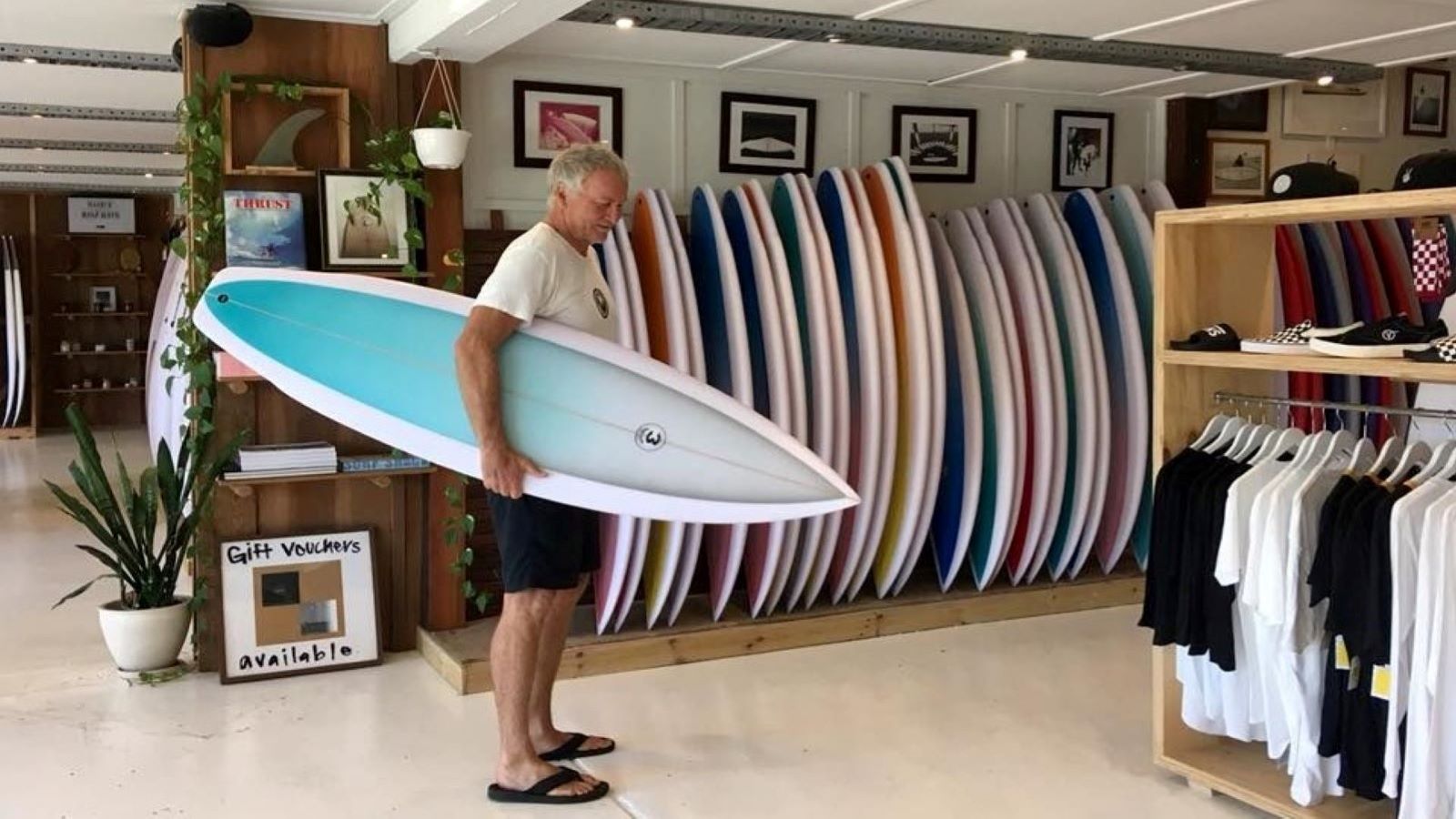 BSSource's tweet card. Australian pro surfer Simon Anderson, inventor of the iconic 3 fin Thruster board, moves production of Simon Anderson Surfboards to Portugal and their leading board manufacturer, Xhapeland.