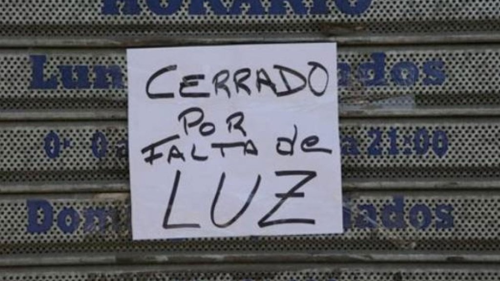 CALABROMIRIAM's tweet card. ¡¡BASTA DE CORTES DE LUZ!!