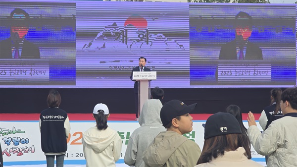 OhmyNews_Korea's tweet card. 21일, 충청남도교육청(교육감 김지철)은 오전 10시 15분부터 10시 55분까지 본청 잔디광장에서 2025 충남교육청 독도한마당을 개최했다. 이번 행사는 홍성·예산 지역의 초·중·고 학생과 학부모, 교직원 등 1000여 명이 함께하며, 우리