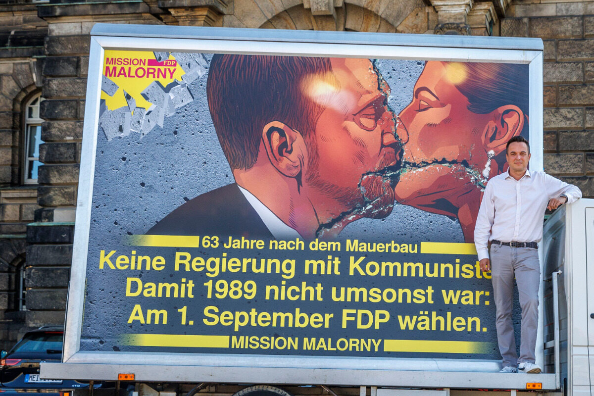 TAG24Sachsen's tweet card. Die FDP versucht mit allen Mitteln, die sächsischen Wähler von sich zu überzeugen. Am Dienstag legten sie mit einem Bruderkuss der besonderen Art nach. | TAG24