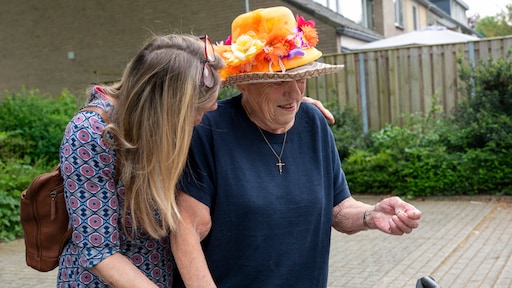 birgit2021's tweet card. Verpleegkundigen in verpleeghuizen, de thuiszorg en de gehandicaptenzorg raken mentaal overbelast door het groeiende personeelstekort. Door tijdgebrek moeten zij dagelijks kiezen welke patiënt als...