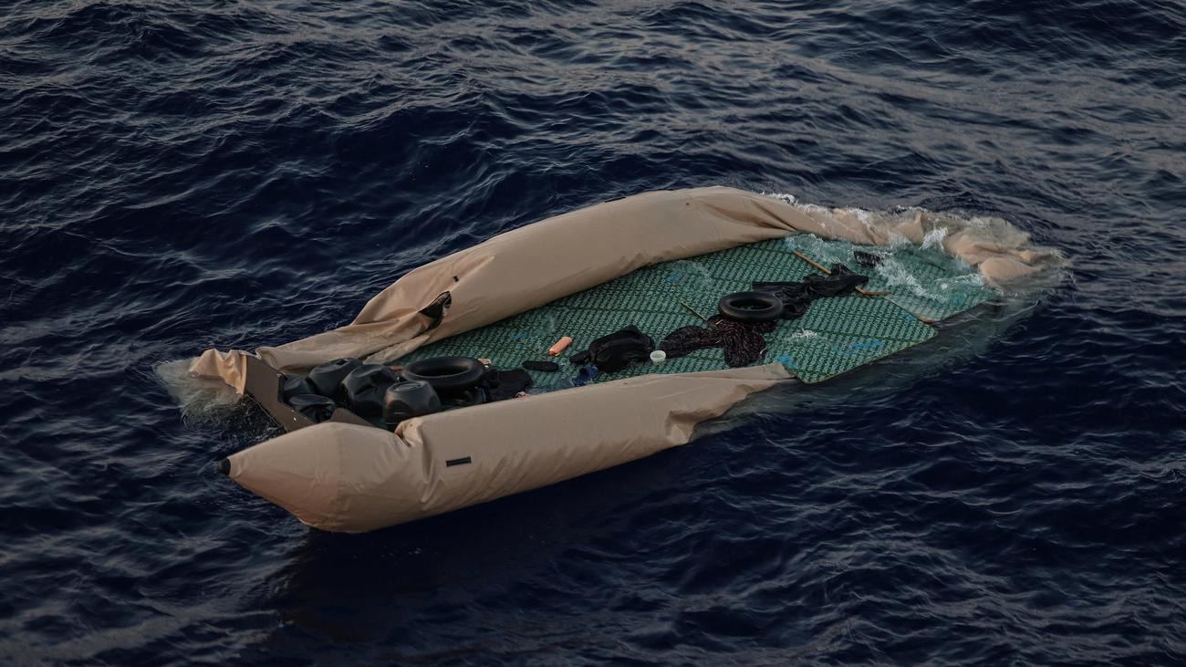 zeitonline's tweet card. Zwei Völkerrechtler wollen die ehemalige Kanzlerin und viele andere europäische Politiker auf der Anklagebank in Den Haag sehen. Klingt verrückt? Ist es leider nicht.