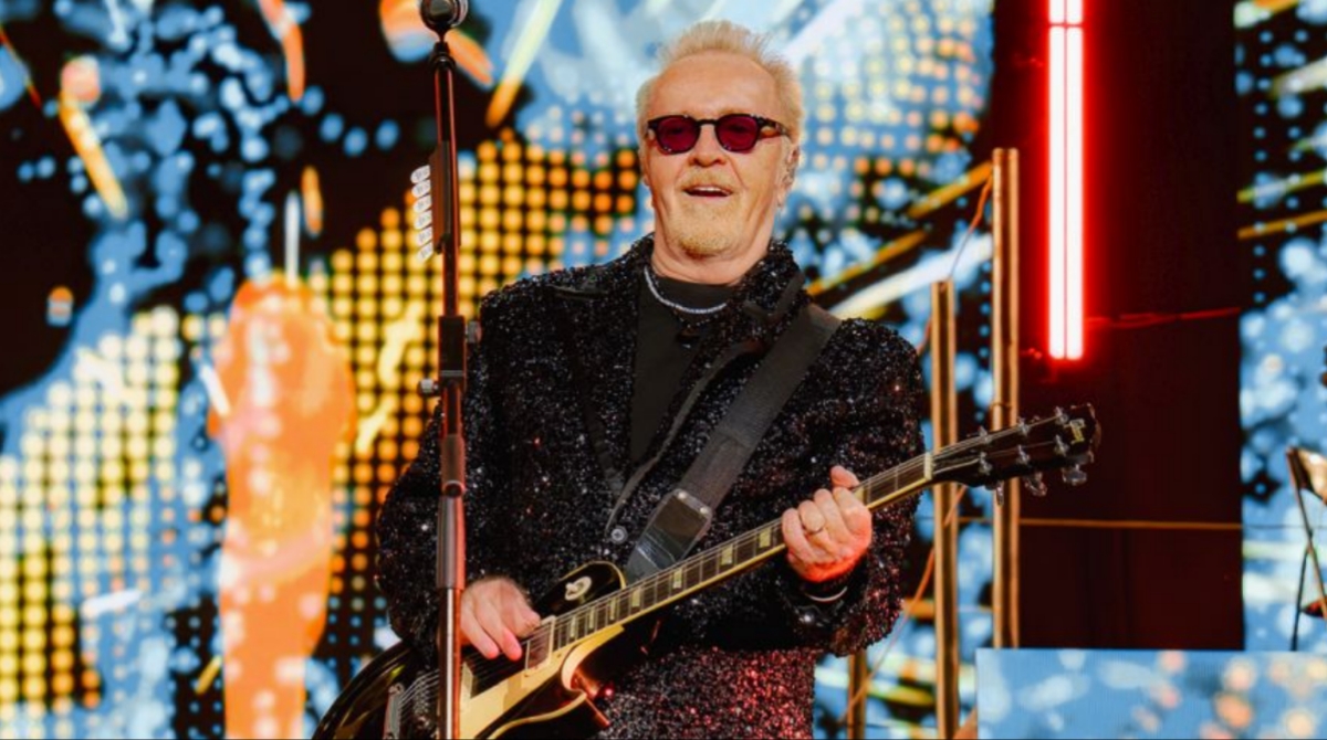 MaestroPrego's tweet card. Umberto Tozzi annuncia il suo tour d’addio: 12 concerti tra Italia ed Europa nel 2026 per “L’Ultima Notte Rosa – The Final Show”.