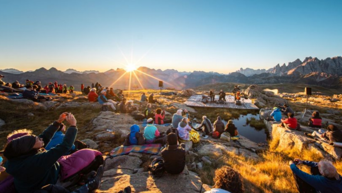 MaestroPrego's tweet card. Dal 27/8 al 4/10 il trentennale: 17 concerti in quota, Alba delle Dolomiti, Trekking dei Suoni, sostenibilità e accessibilità.