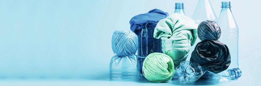 LABORPRAXIS's tweet card. Auch Kunststoffe altern: Umwelteinflüsse wie UV-Licht und Hitze setzen ihrer Struktur zu und können die Leistungsfähigkeit des Materials verringern. Mithilfe infrarotspektroskopischer Methoden lässt...