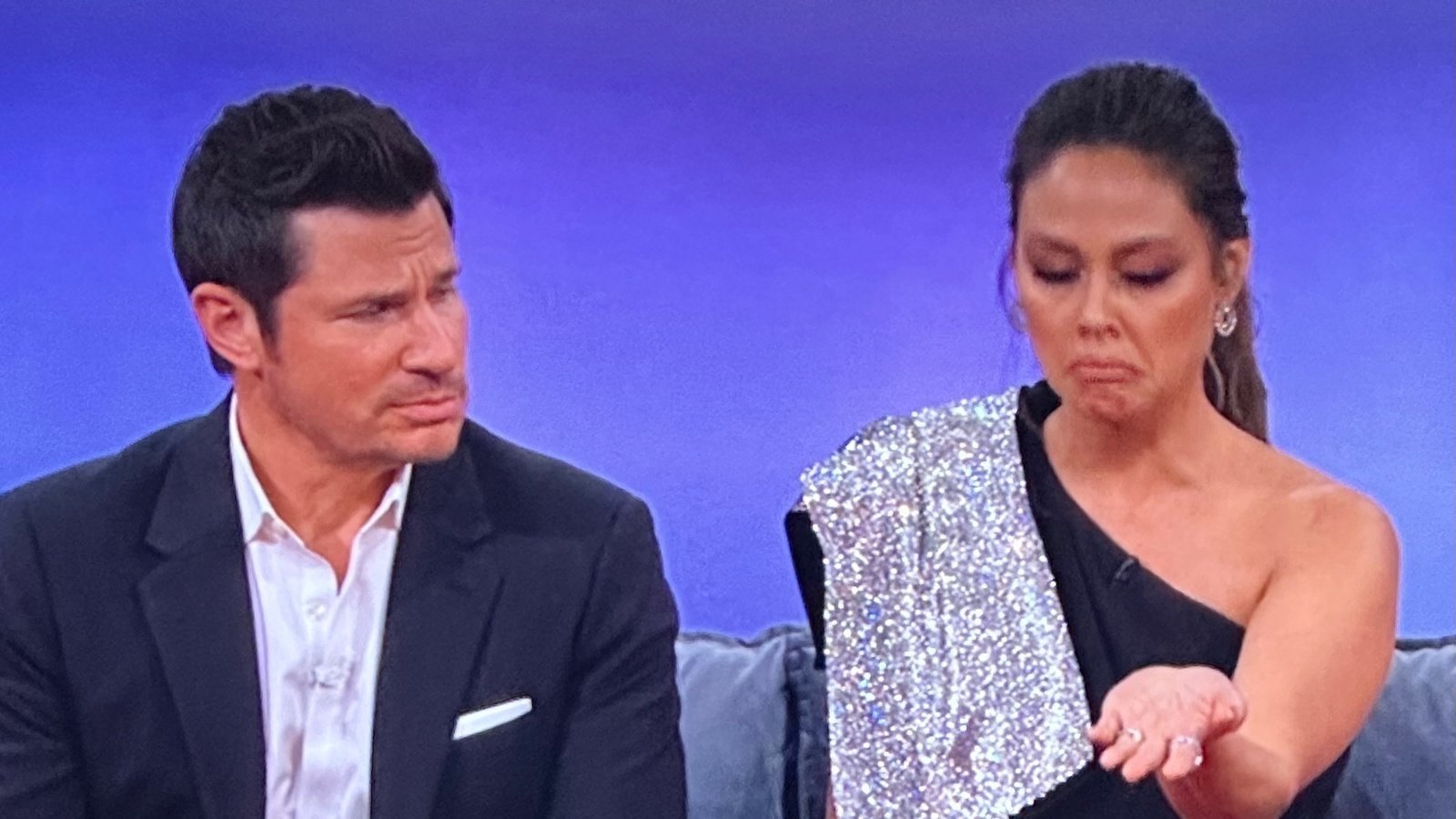 edwinner_kay's tweet card. Remove Nick and Vanessa Lachey as the Hosts of Love is Blind